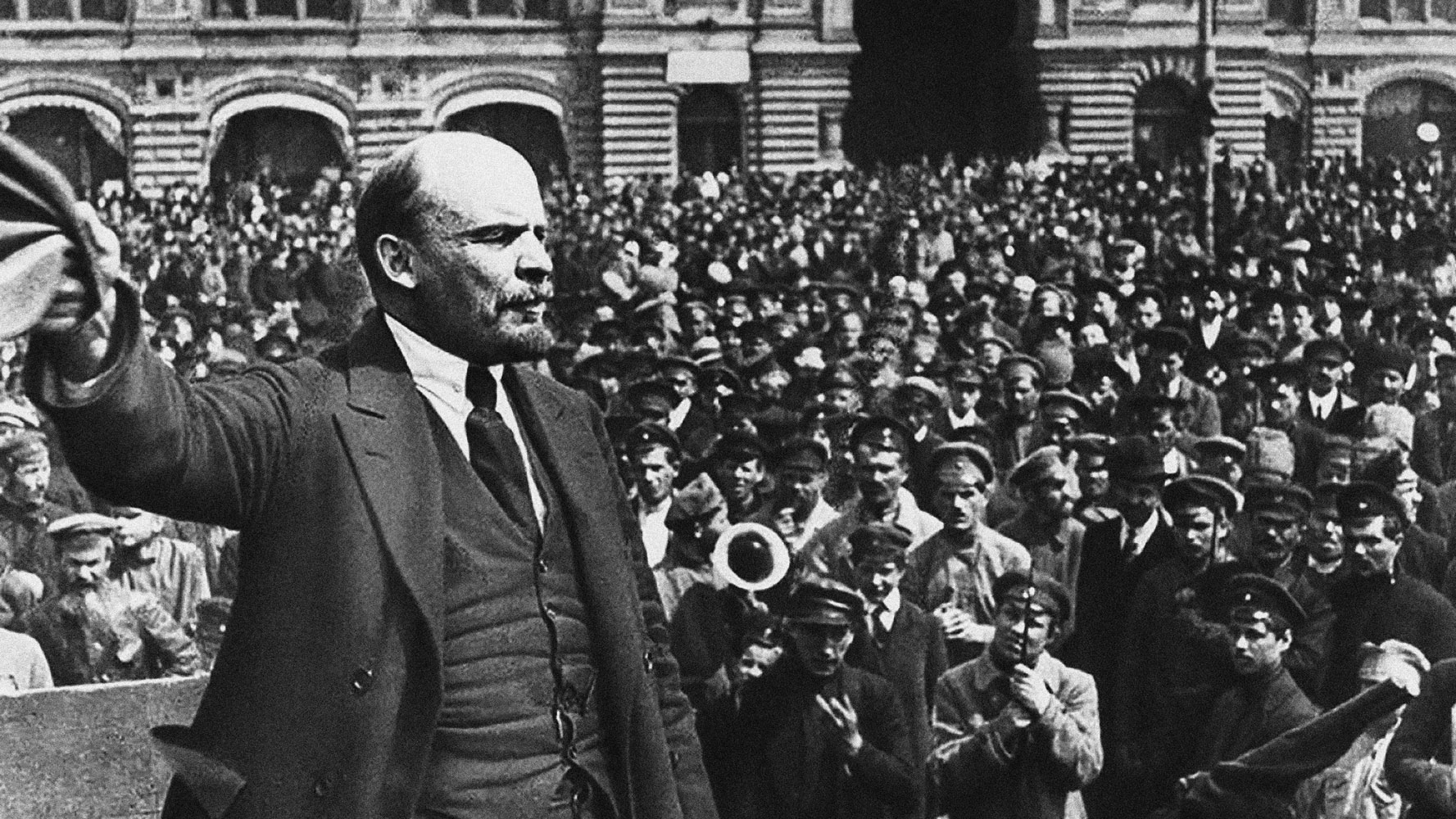Lenin speaks to the public during the 1917 revolution, image: public domain